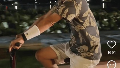 网友晒图:刚刚,偶遇马云在西湖边单车夜骑