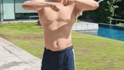 李连杰脱衣展示无疤痕上身，辟谣“换心脏”传闻，此前曾因颈部良性肿块接受手术切除