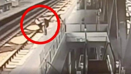 惊险画面曝光！台湾一男子将台铁站务员推下铁轨，法院裁定收押