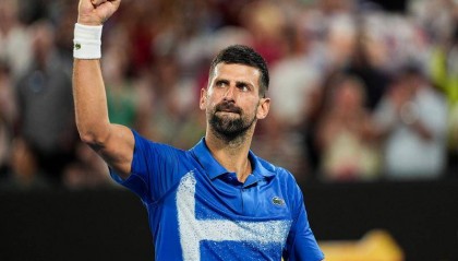 聚焦|澳网男单赛场上演史诗对决 德约赢下阿卡后激情四溢