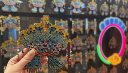 近1个月卖出7万件,“昌平牌”凤冠冰箱贴亮相线下商圈