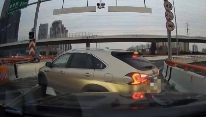 离谱!事发上海高架,一SUV开错路,竟原地掉头逆行