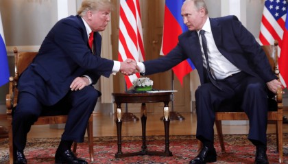 美俄刚通话完毕,俄罗斯便紧急进入戒严状态,接连遭遇两大危机困境