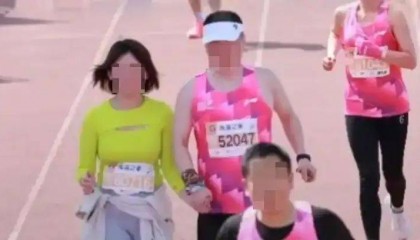 董事长手牵年轻女子参加马拉松被拍到？A股公司深夜发声→