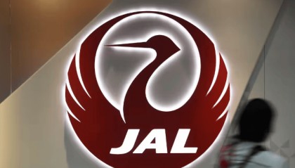 日航一波音客机在上海飞往成田途中发生故障,紧急降落关西机场