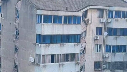 镇江一小区楼栋发生沉降居民撤离，墙体严重变形露出砖块，附近商户：小区有二三十年历史