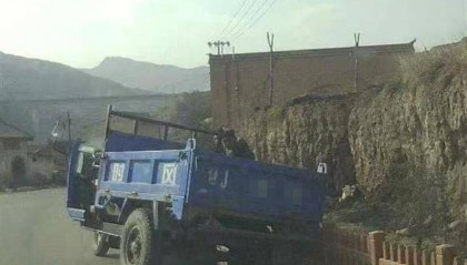 警车把农用车“别进”沟里,三个问题需要澄清