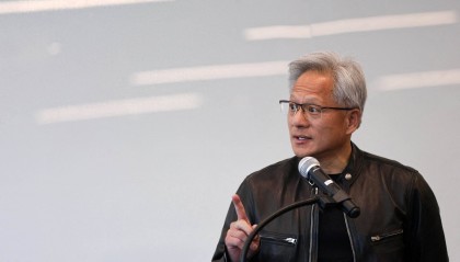 黄仁勋尚未到访中国,美国已连续处罚18家中企,结果没想到,中方白捡便宜