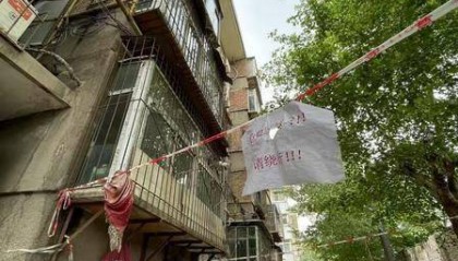 大风中西安一40年老楼两户阳台坠落，居民担心危房盼安全鉴定