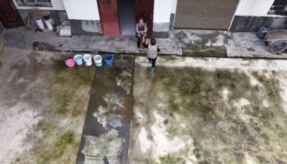 四川巴中男子宴席打包“坨子肉”，用无人机“空投”给95岁外婆