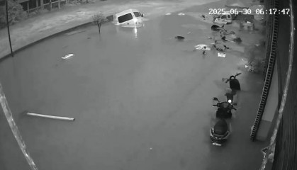 云南彝良县遭遇强降雨:有车辆被冲入河道,暂未接到伤亡报告