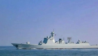 两岸军舰再次对峙,台军挑衅遭解放军驳斥,052D卸下主炮炮衣亮剑,台舰艇灰溜溜撤离,岛内“绿媒”气得跳脚