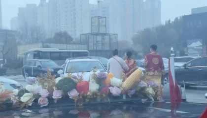 “不给50条烟不让走” ? 知情者称一婚车被拦，新人弃车离开，律师：已达刑事立案标准