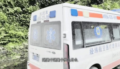 一海南牌照救护车在西藏墨脱无任务拉警笛还停车拍照？当地警方：已处罚教育