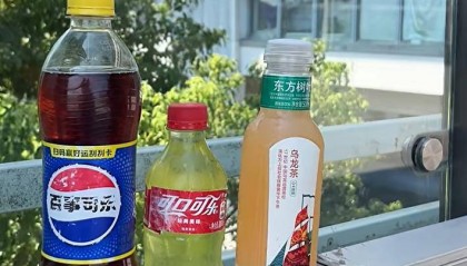 有老人长期在上海一景区外摆摊卖水，被质疑用废弃空瓶私自灌装，当地：将联合整治