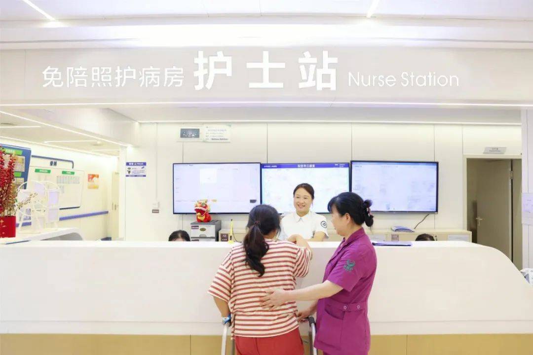 重庆大学附属沙坪坝医院试点推行“免陪照护服务” 为家属“松绑”
