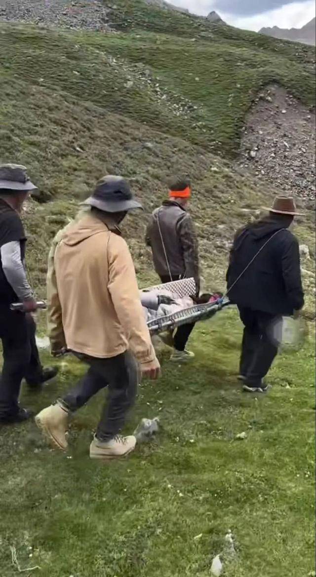 博主登雪山时骨折，10个村民收费6万将其抬下山！