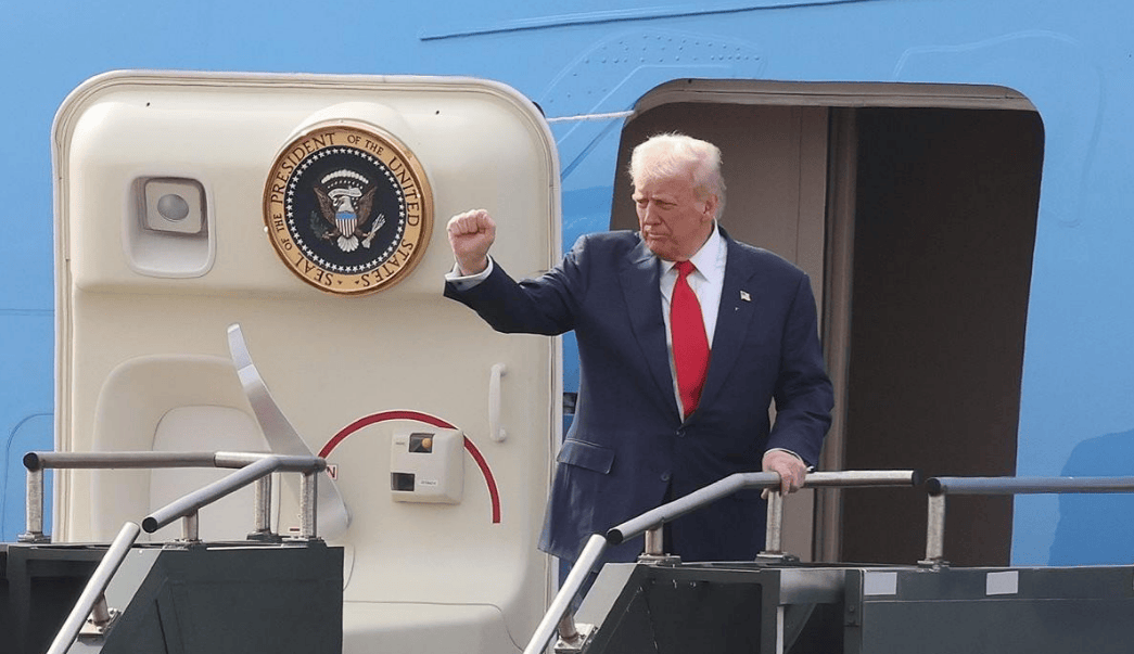 特朗普承认中美平起平坐，当面称中方不好对付，中方只说了12个字