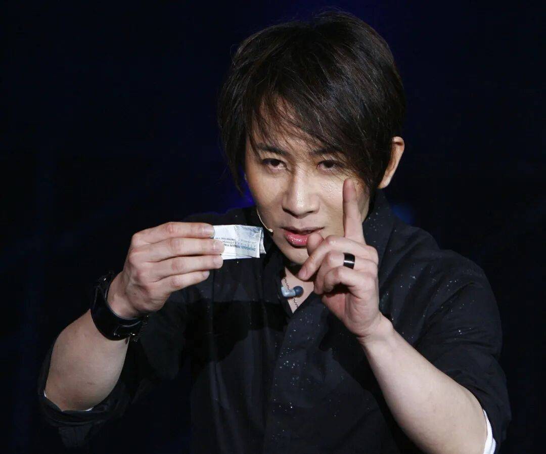 魔术师刘谦抗癌成功后现身，担任上海国际魔术周评委，回应“自带流量为何不开账号”→