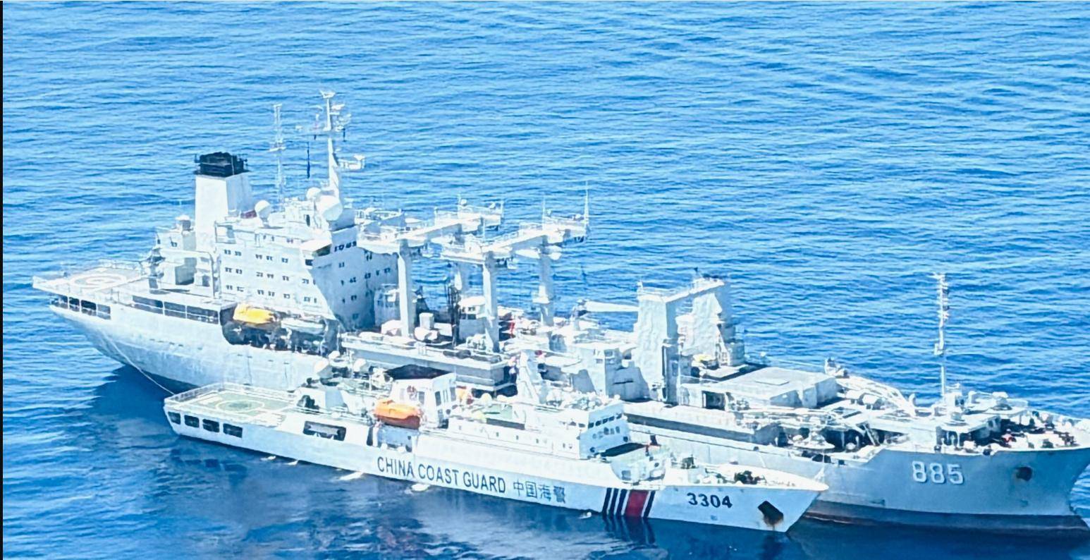 解放军动真格!3万吨战舰出击黄岩岛,054A调转舰炮,随时能开火