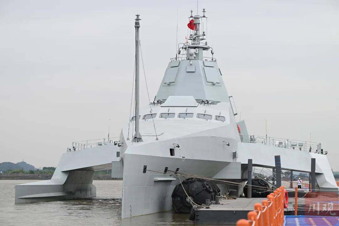 舰长65米，搭载48个垂发！美媒：中国海军“半潜式武库舰”亮相！
