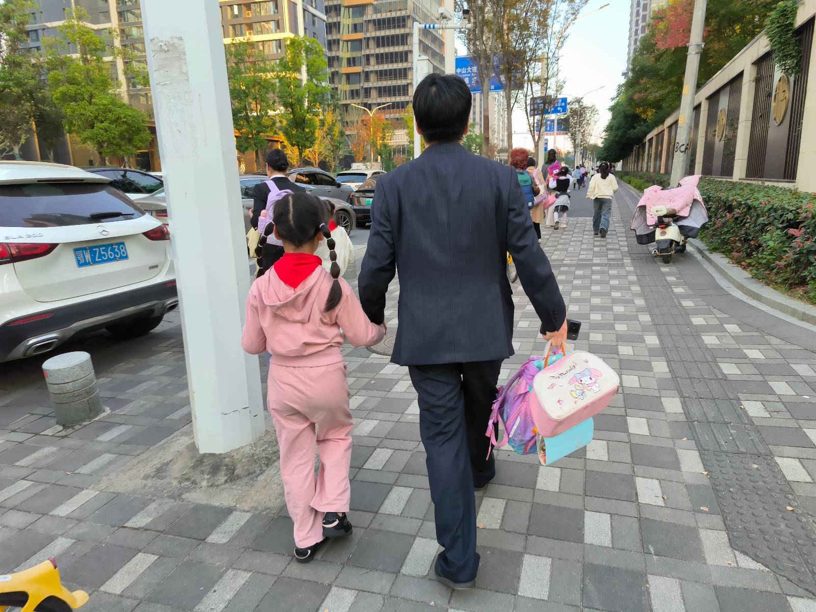 武汉一小区物业帮业主接孩子放学，经理：为解决业主燃眉之急，目前一个月有2至3次