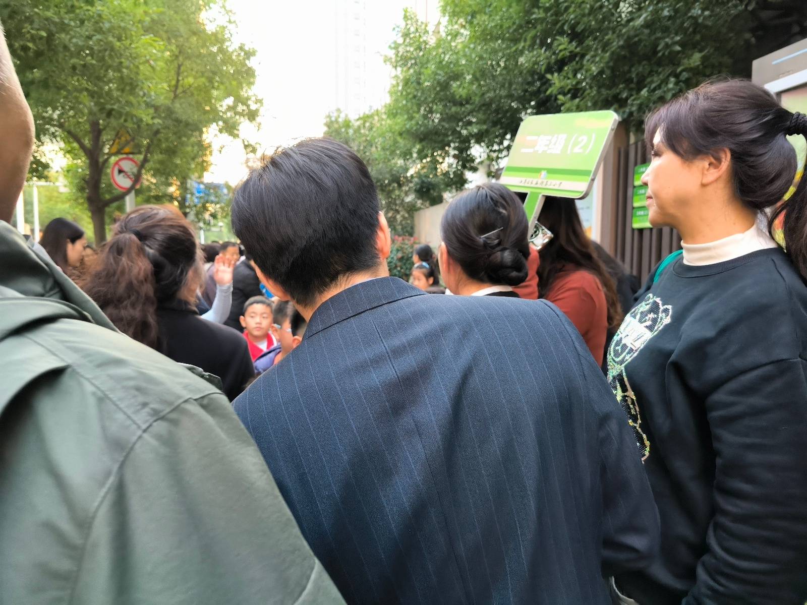 武汉一小区物业帮业主接孩子放学，经理：为解决业主燃眉之急，目前一个月有2至3次