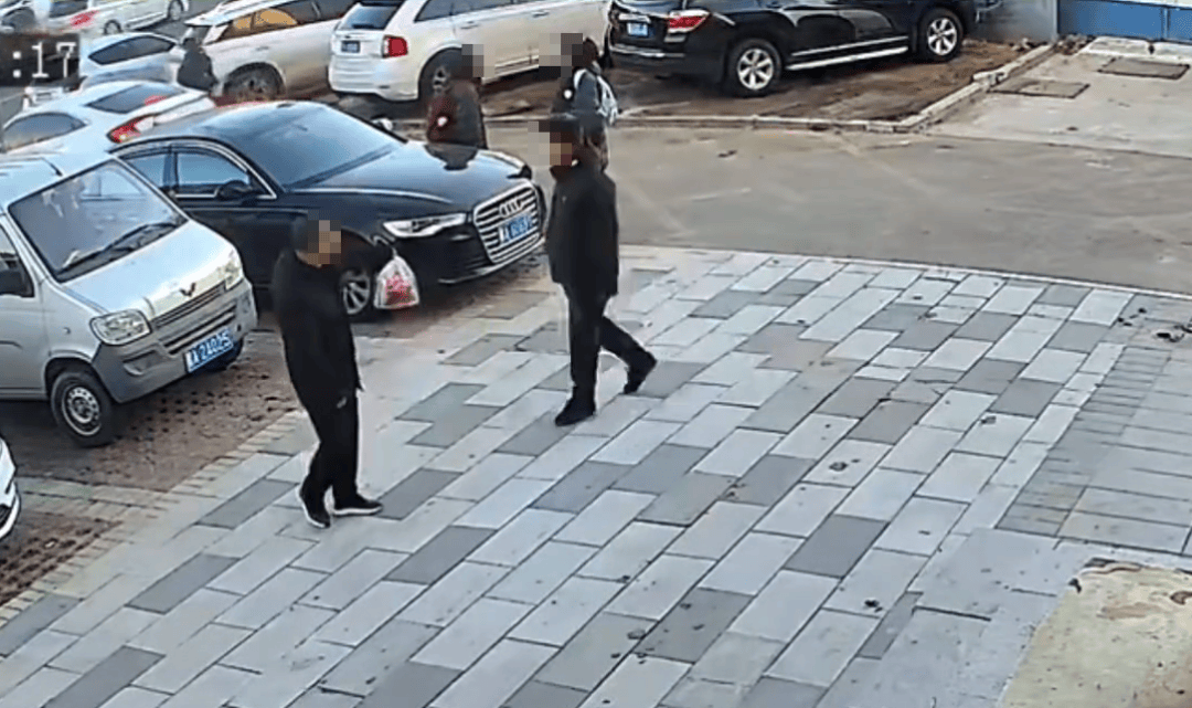 学校老师校外从学生包中搜走零食,教育局:校规禁止在校吃零食