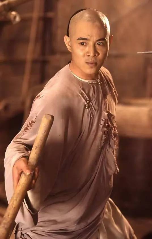 李连杰脱衣展示无疤痕上身，辟谣“换心脏”传闻，此前曾因颈部良性肿块接受手术切除