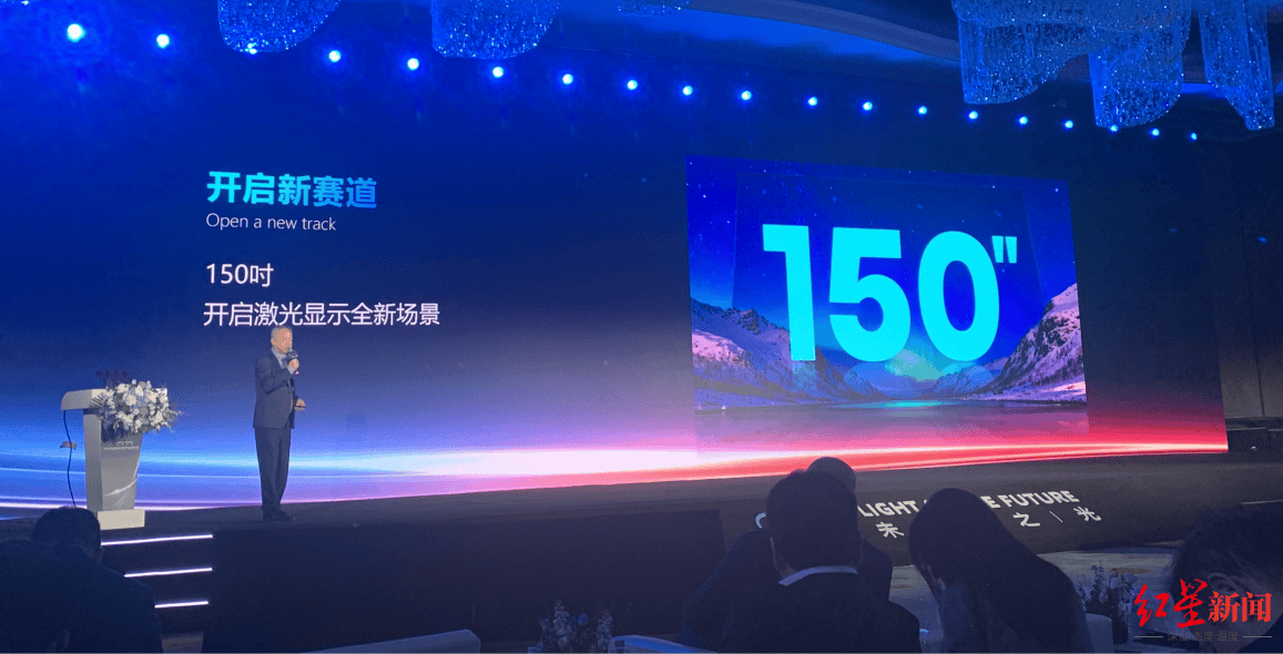刚亮相就爆单！“成都造”全球首款150英寸菲涅尔光学屏幕订单已排到明年｜冲刺四季度