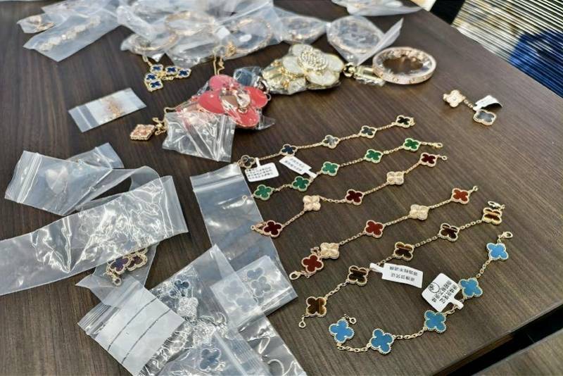 上海警方查获5万多件假冒“梵克雅宝”，涉案超7000万元